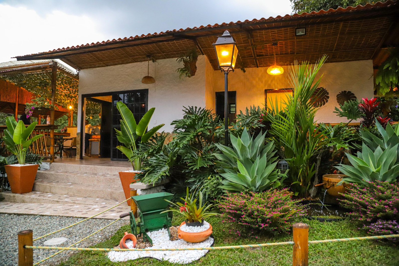 Cabaña y Antejardín
